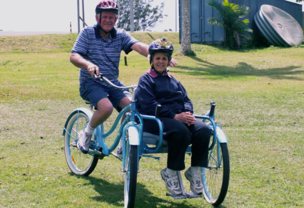 Costruisce una bicicletta speciale per portare a passeggio la moglie affetta da Alzheimer