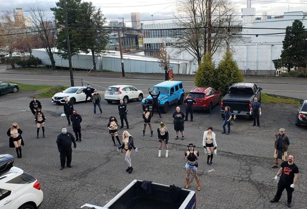 Le spogliarelliste degli strip club costrette a chiudere ora consegnano cibo a casa!