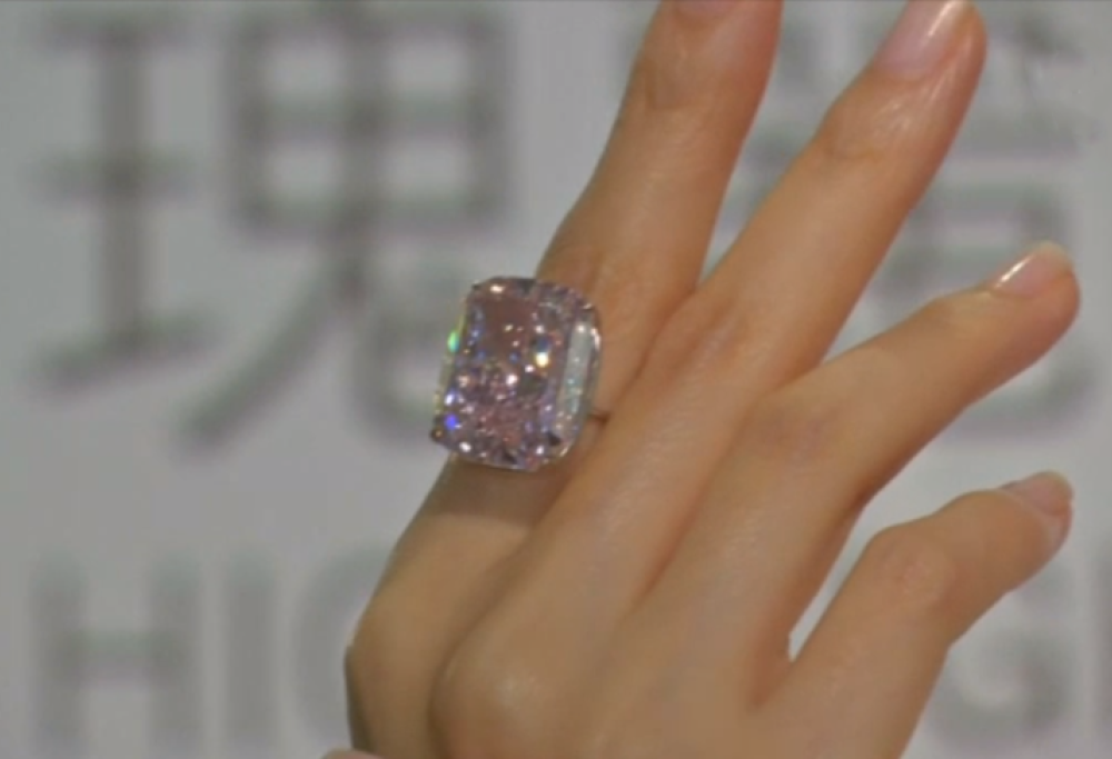 All’asta il diamante rosa più grande del mondo: 30 milioni di dollari di luccicante bellezza
