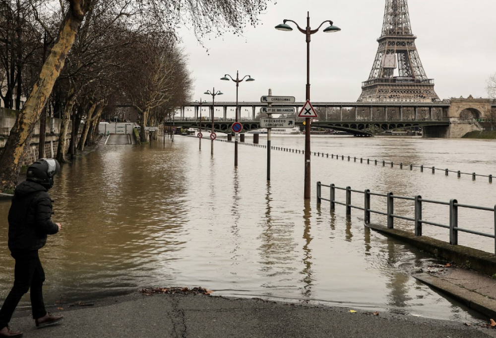 Parigi: la Senna rischia di esondare e la città è in allarme