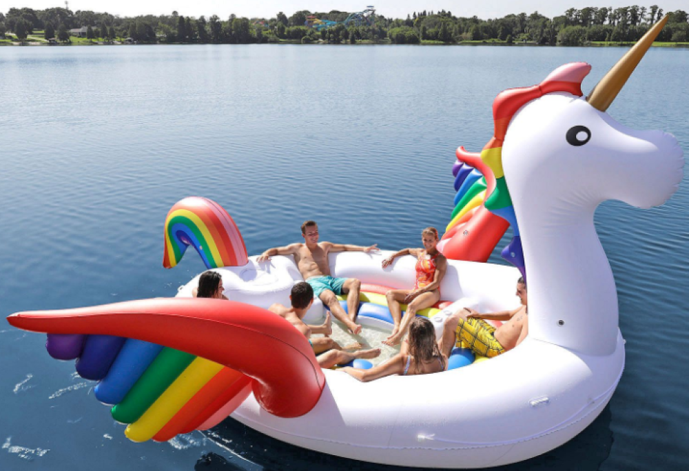 Arrivano i gonfiabili giganti con minibar e non potrai più farne a meno