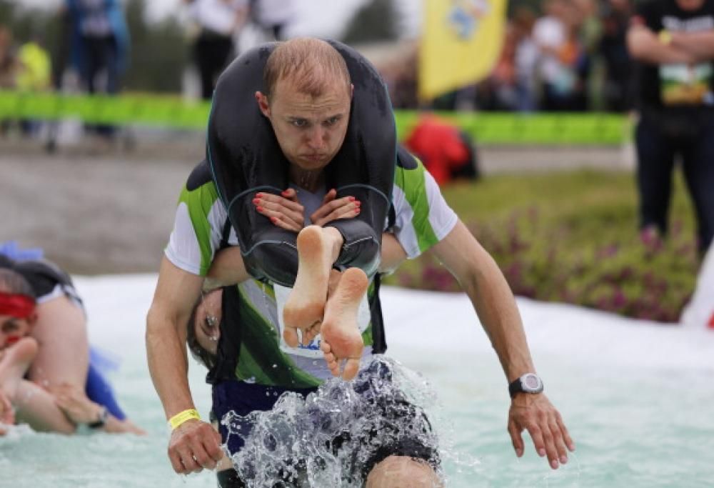 Trasportare la moglie in spalla correndo: in Finlandia c’è il campionato mondiale