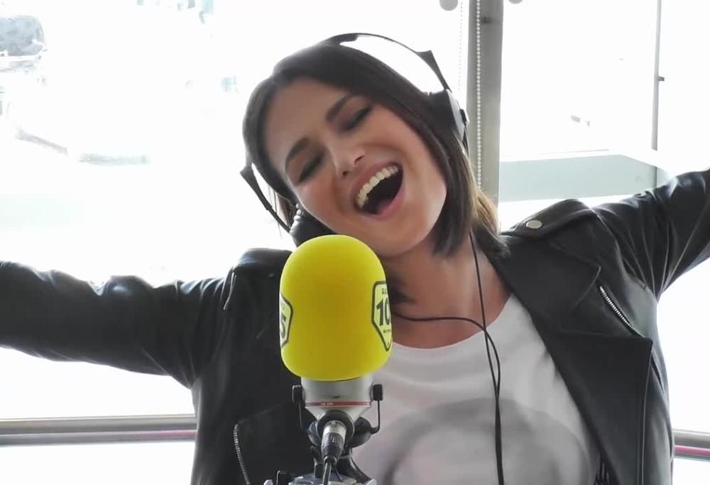 Anna Safroncik chiude la sua settimana a 105 Take Away con un bel duetto