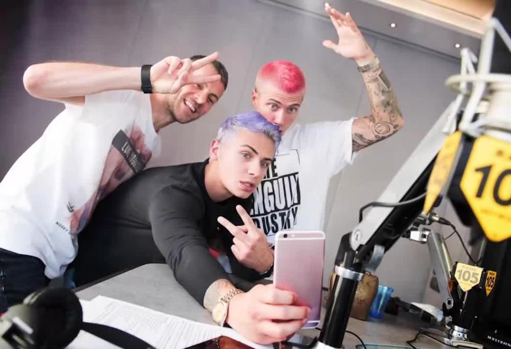 Federico Rossi si tinge i capelli di blu! Ecco cos’è successo a Benji & Fede a 105 Mi Casa