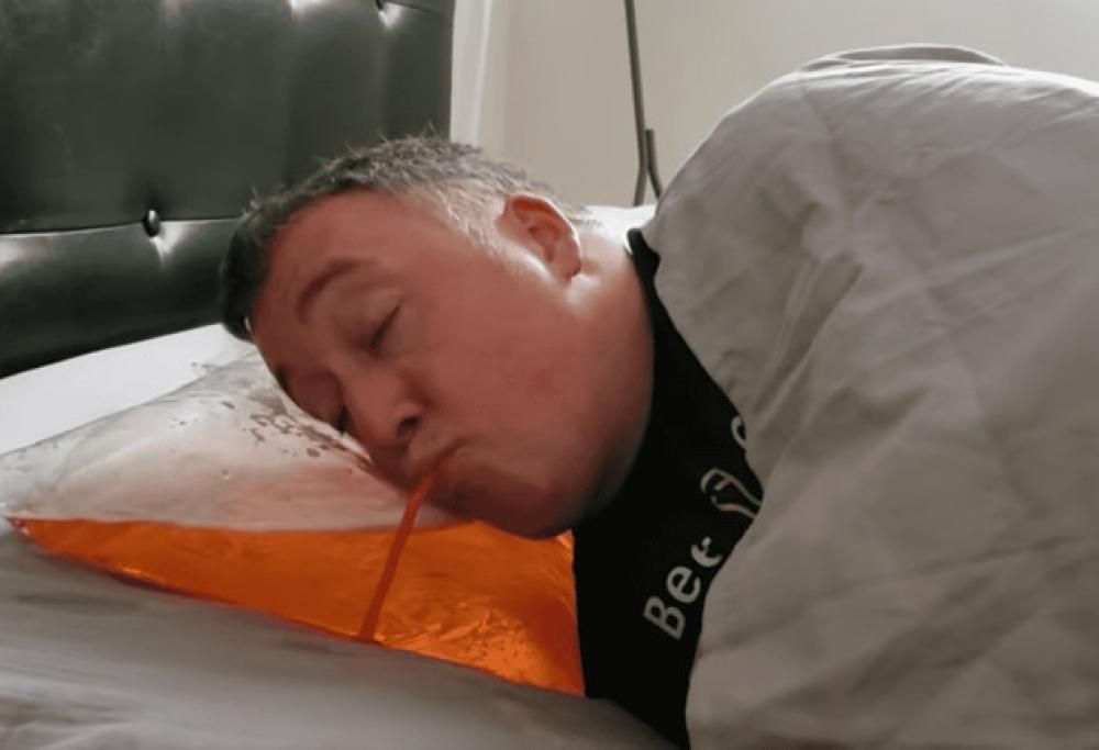 Arriva il cuscino per bere la birra prima di andare a dormire!