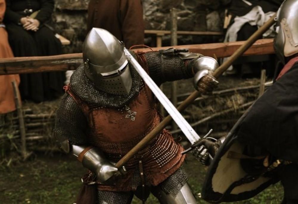 Giudice chiede un “duello con le spade” per risolvere i problemi di una coppia!