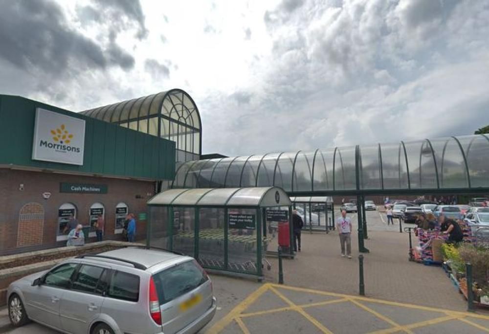 Adolescenti offrono la colla spacciandola per disinfettante per le mani