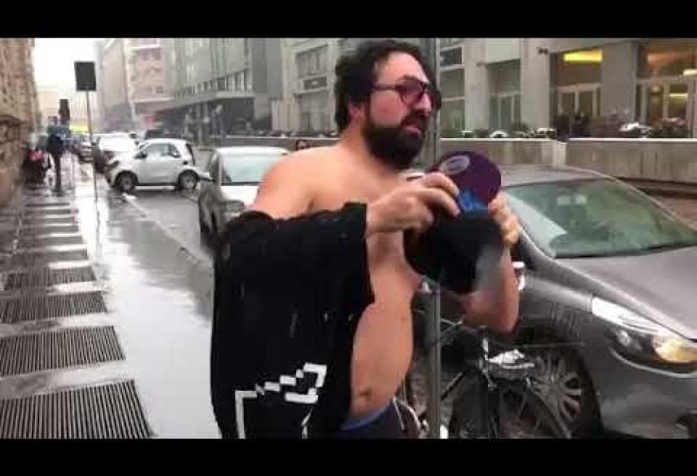 Squalo balla nudo sotto la radio