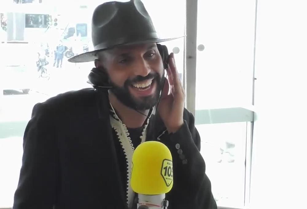 Che voce Jonathan! Il nuovo co-conduttore canta “Montagne Verdi” a 105 Take Away