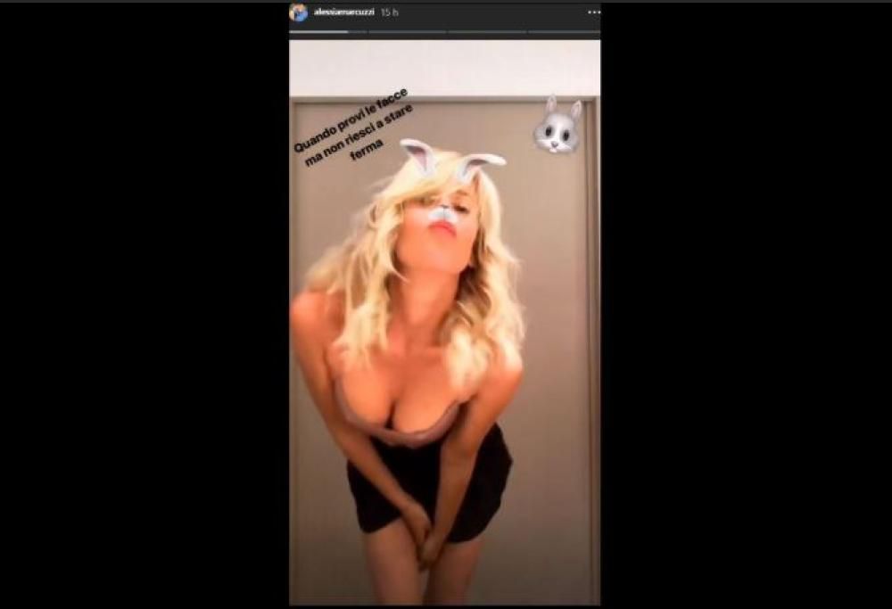 Alessia Marcuzzi: balletto sexy e seno in vista sui social