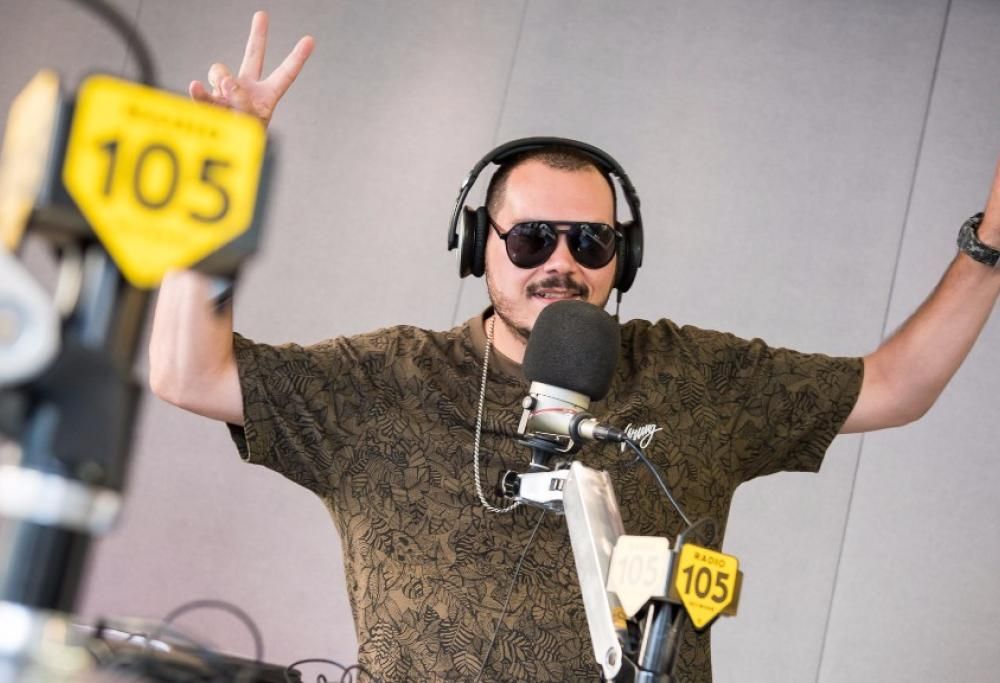 Ensi: il nuovo album si chiamerà “V”. Guarda le foto dell’intervista a 105 Mi Casa!