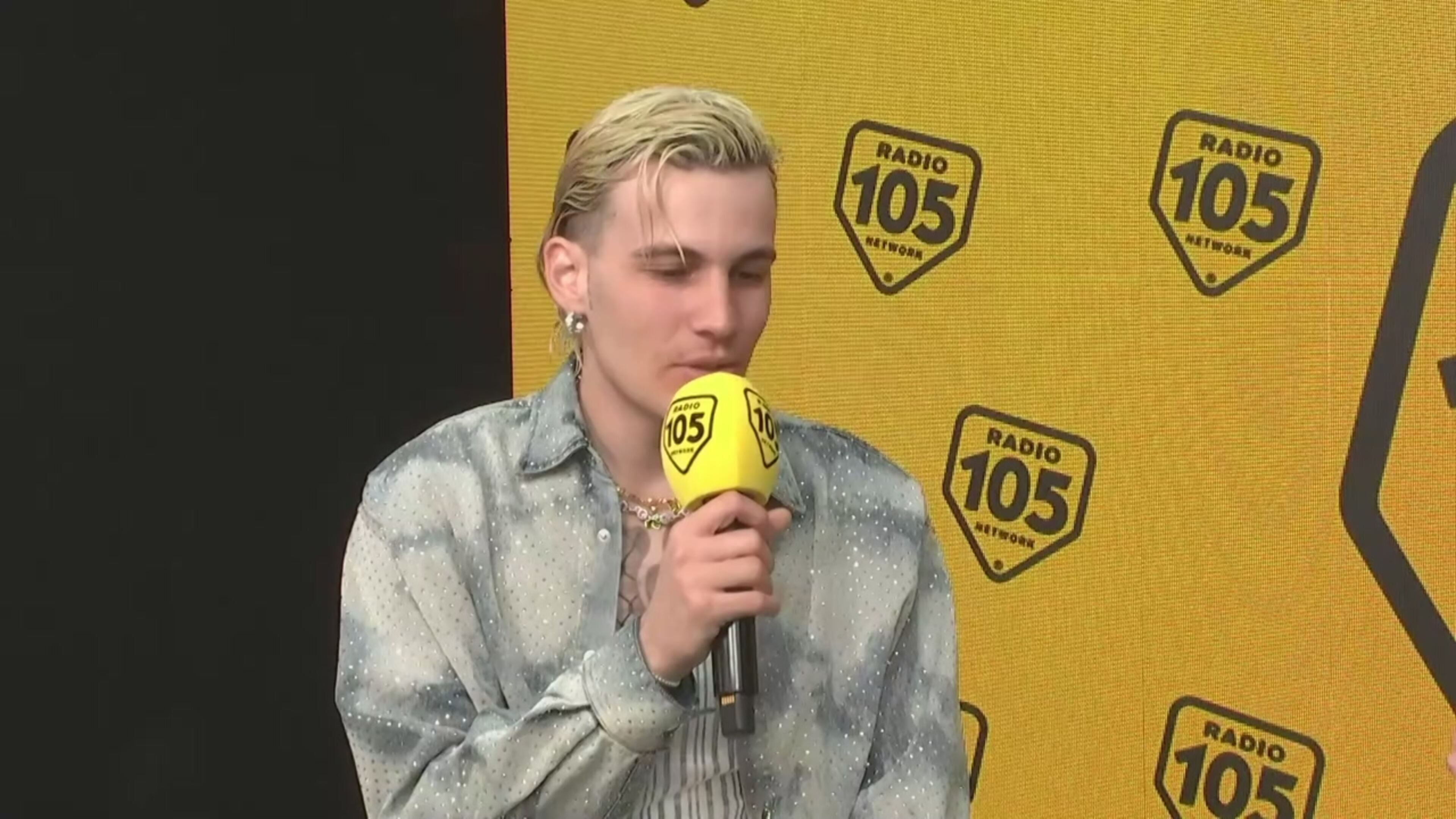 Il Tre e Fabrizio Moro sul palco insieme con un medley tutto da cantare