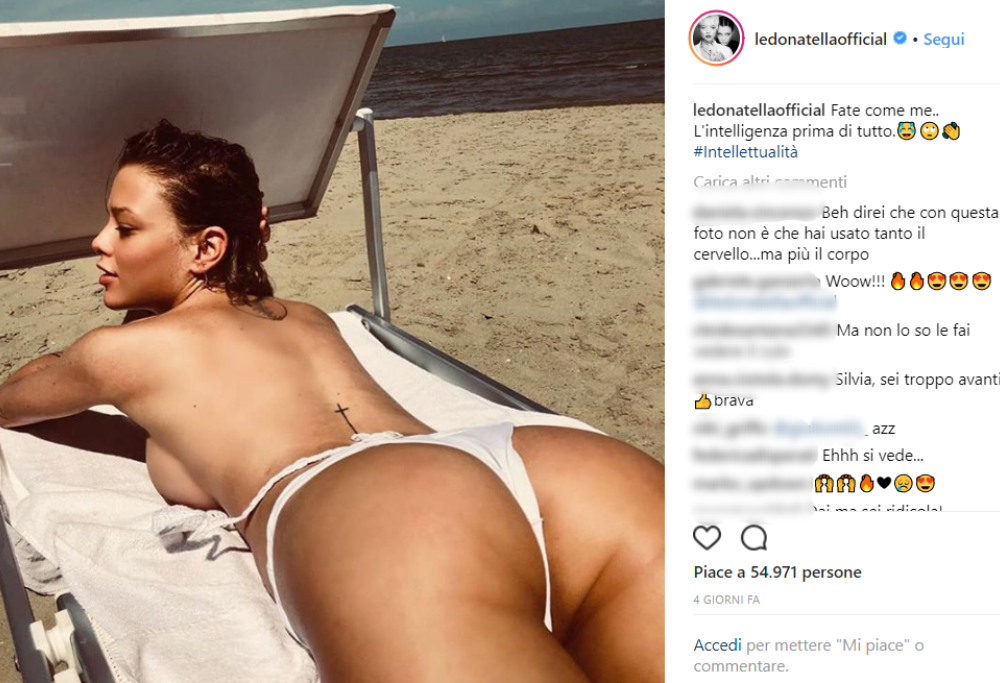 Silvia Provvedi: foto bollente in riva al mare per dimenticare i dispiaceri