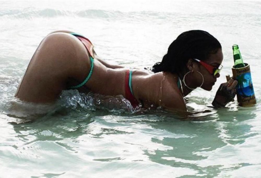 Rihanna supersexy: birra e “joint” sulla spiaggia
