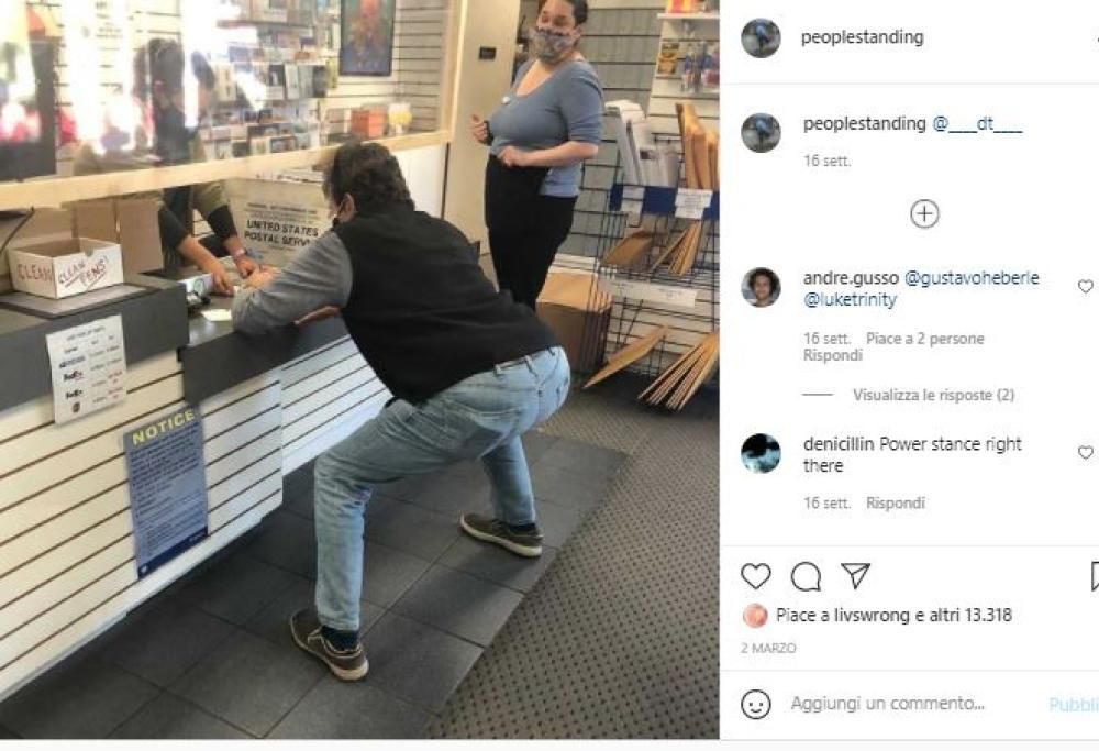 Pose assurde che la gente si spara in pubblico