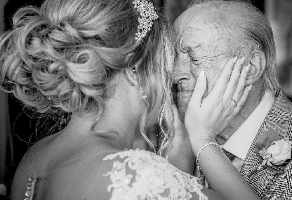 L’amore di un padre che accompagna la figlia all’altare in 6 commoventi foto