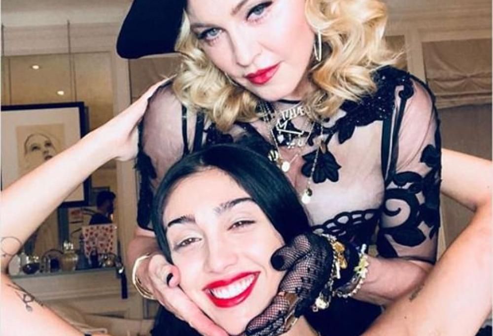 La figlia di Madonna si mostra con le ascelle al naturale e gli utenti la insultano