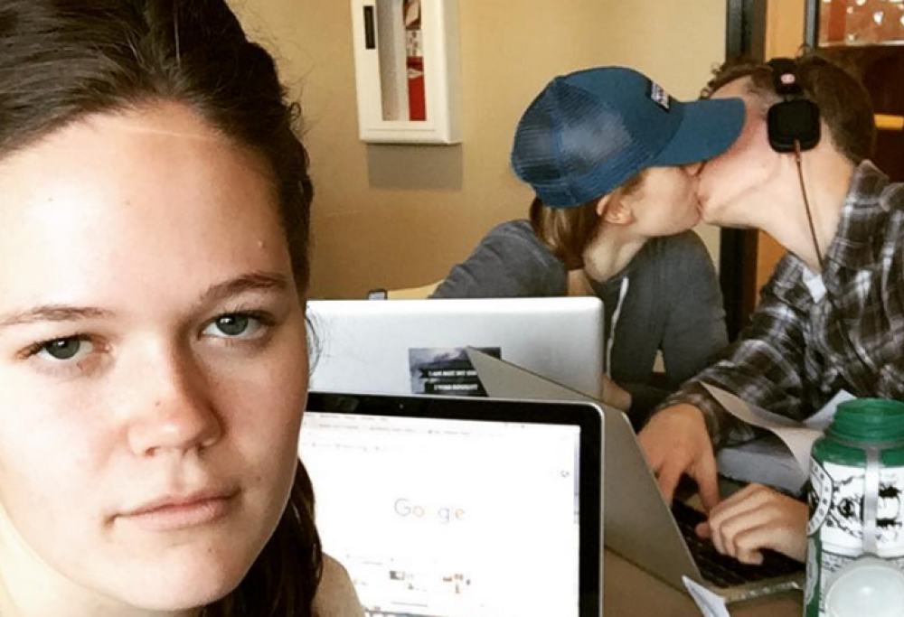 In un mondo di innamorati, ecco una gallery per i forever alone e i terzi incomodi