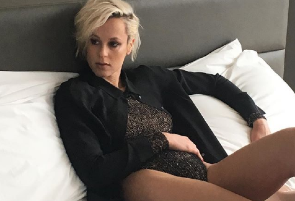 Una sexy Federica Pellegrini in posa davanti allo specchio
