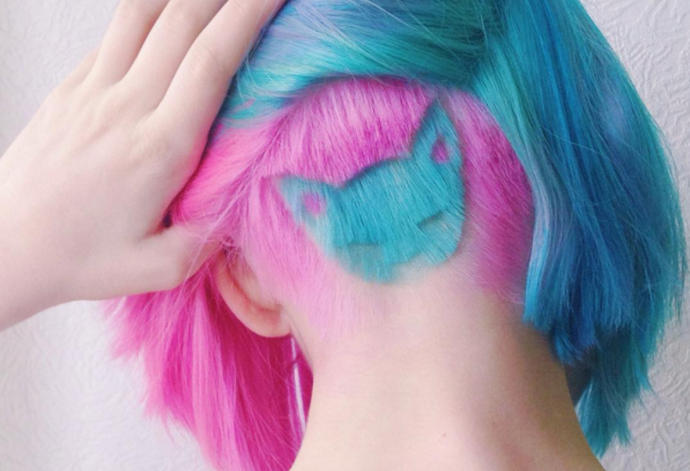 Un gattino tra i capelli: l’incredibile “hair tattoo” di una ragazza russa