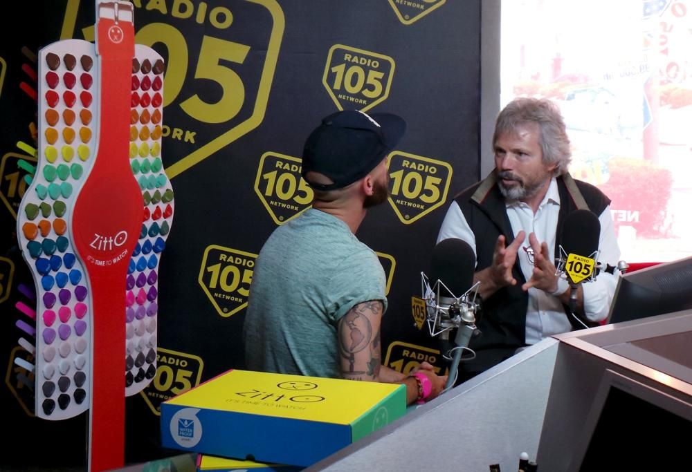 Lo staff di Zitto negli studi di Radio 105