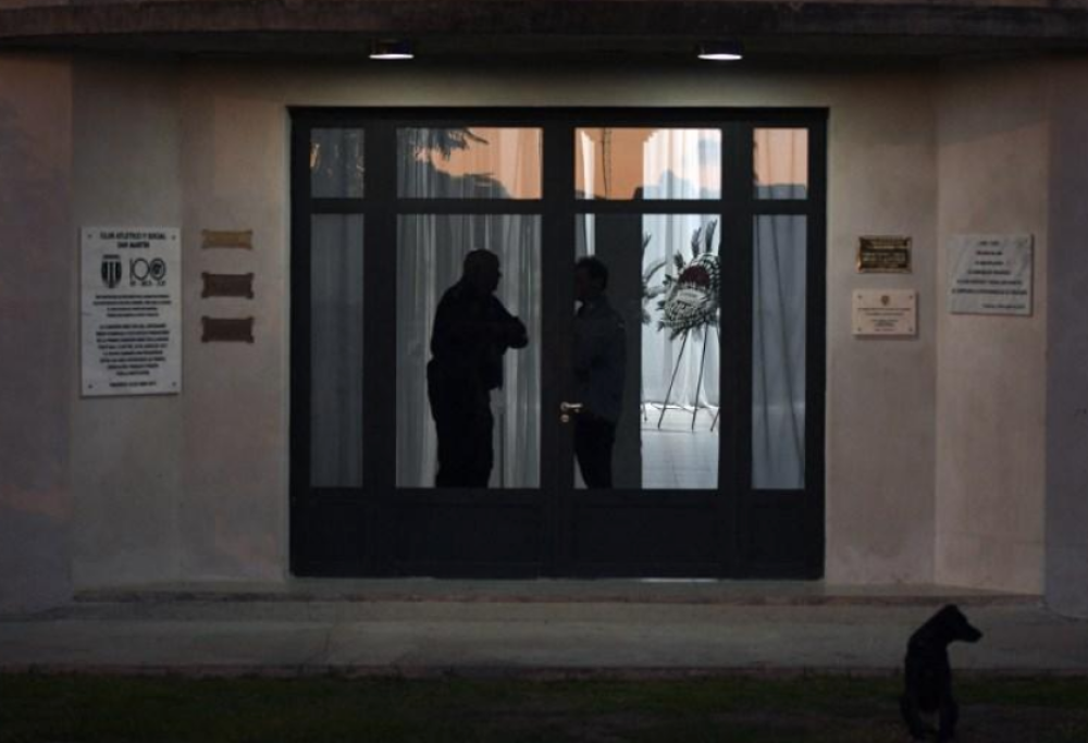 Le foto struggenti del cane di Emiliano Sala che veglia sulla sua salma