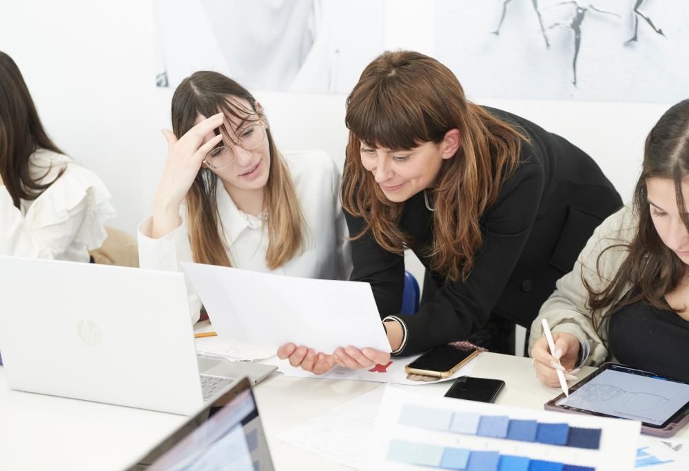 Dalle sedi Amazon alla passerella: 25 storie di dipendenti diventano abiti