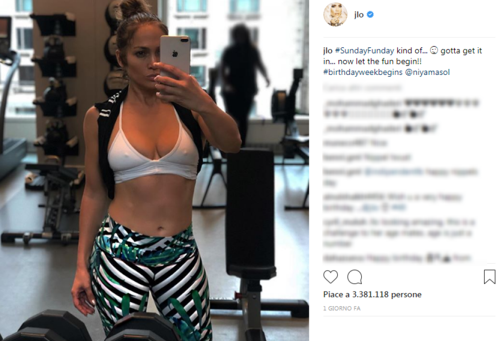 Jennifer Lopez, 49 anni e un fisico ancora al top: la cantante festeggia con una sexy foto in palestra