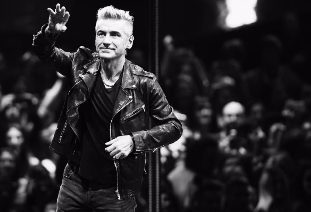 Ligabue trionfa a Milano. E brinda con i fan!