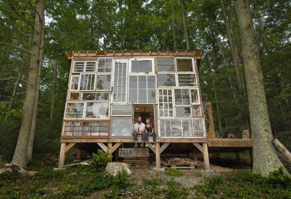 Coppia costruisce una casa interamente fatta di finestre riciclate