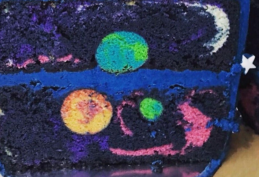 Festa di compleanno spaziale? Ecco la torta con una galassia al suo interno