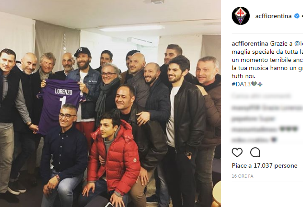 Jovanotti accoglie al suo concerto la Fiorentina nel nome di Davide Astori