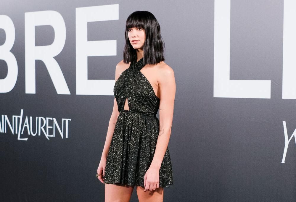 Dua Lipa stupisce tutti con il suo look fuori dal comune: ecco i migliori outfit