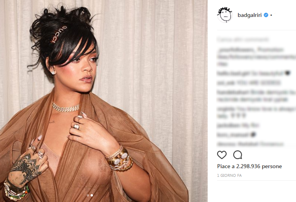 Il look sexy di Rihanna per il Coachella: niente reggiseno e velo trasparente