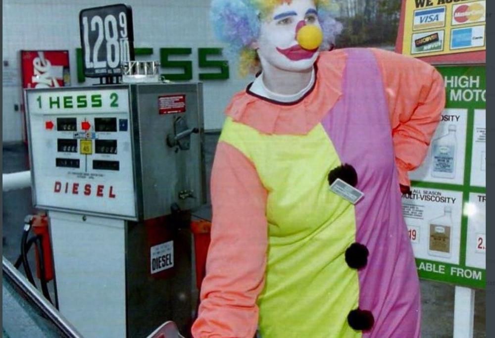 Volete 4 esempi di cose stupide che possono accadere a una pompa di benzina? Eccoli