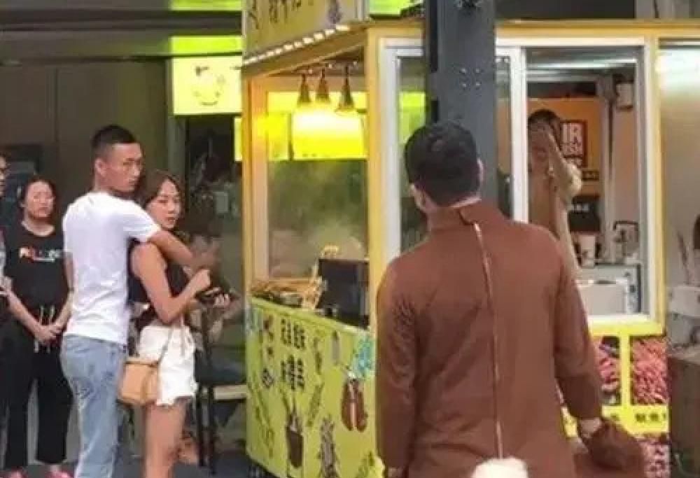 Viaggia per migliaia di chilometri vestito da orsetto per farle una sorpresa: lei è con un altro