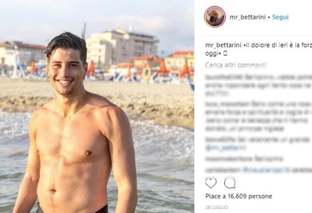 Niccolò Bettarini mostra le ferite rimaste dopo l’accoltellamento