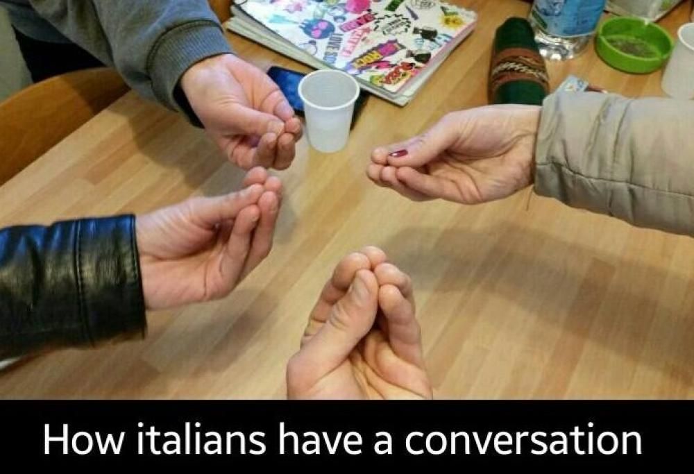 Ironia sugli italiani: su Facebook dilaga il meme “How italians do things”