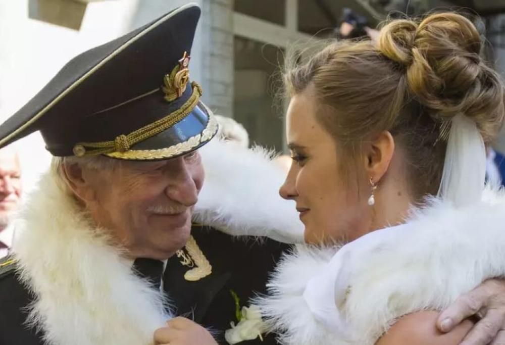 Attore 87enne divorzia dalla moglie, 27 anni. “Lei non voleva fare sesso”