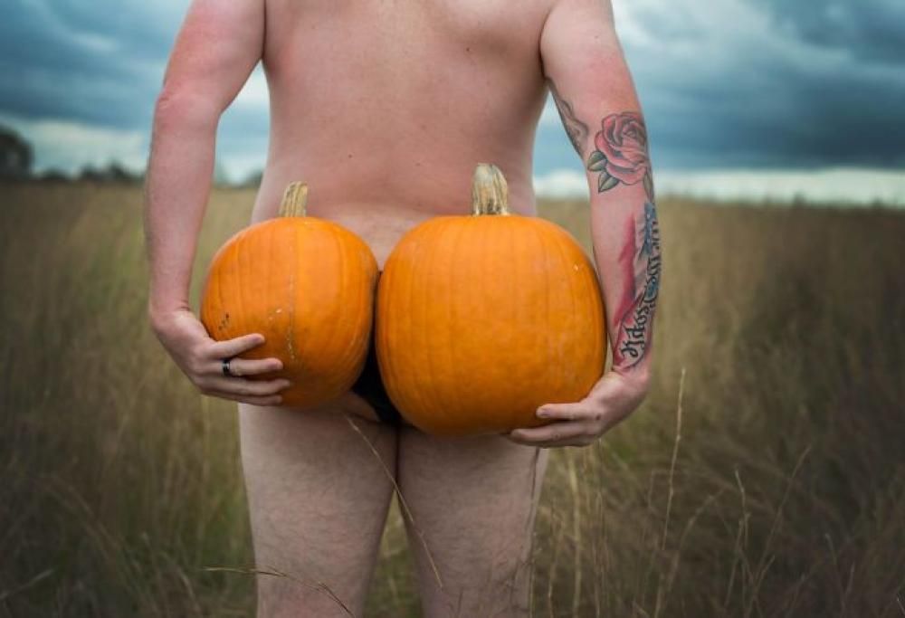 Le zucche? C’è chi le usa per fare servizi fotografici… Hot!