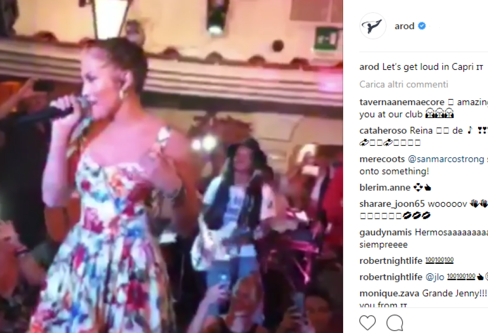 Jennifer Lopez a Capri: concertino improvvisato in un locale dell’isola. Il video