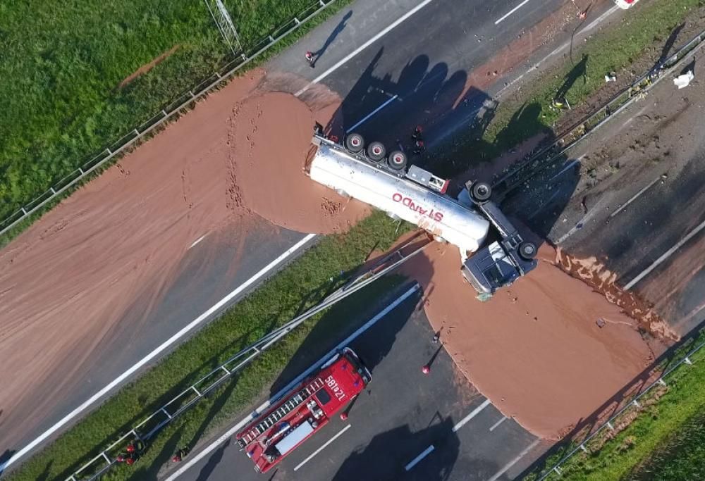 Un tir si ribalta e una valanga di cioccolato invade l’autostrada in Polonia