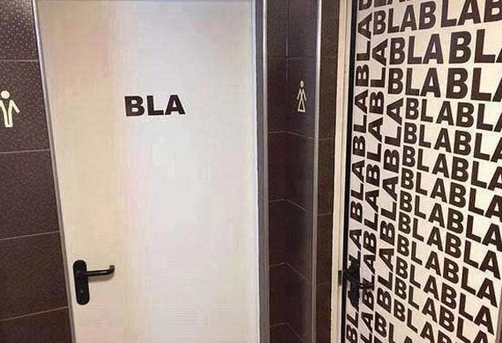 Quando i bagni hanno i cartelli più strani