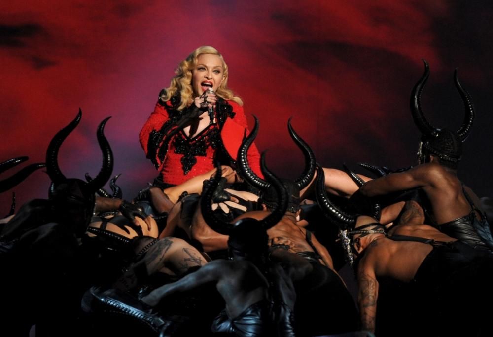 Madonna torero sexy ai Grammy Awards, le foto