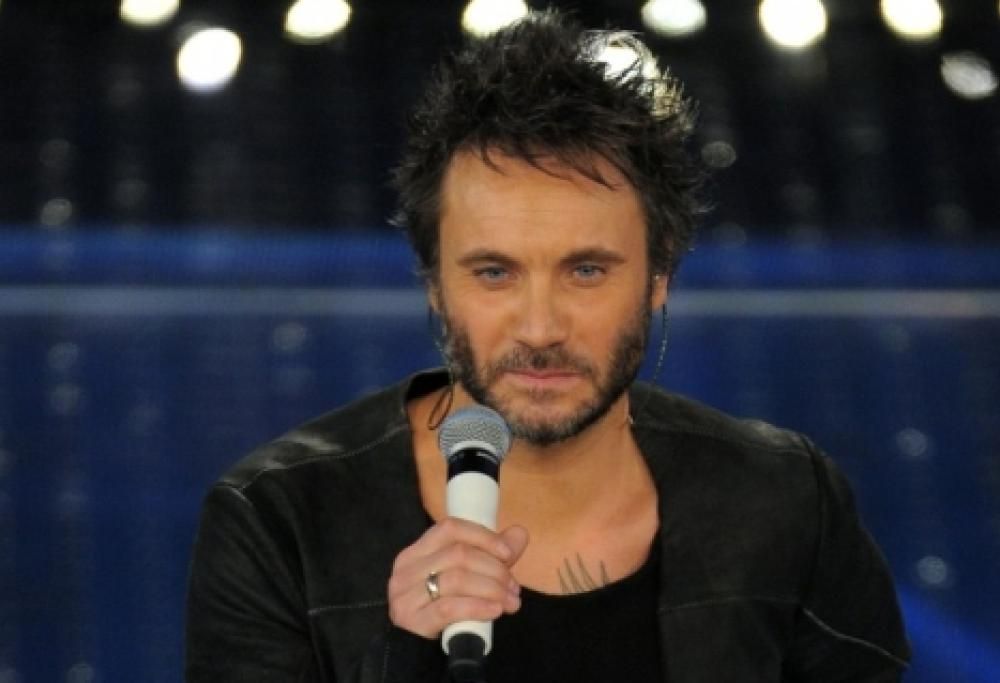 Sanremo, Nek vince la serata delle “cover”