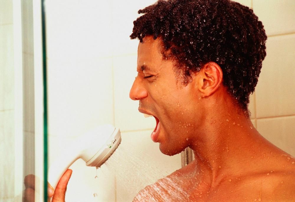 Le canzoni che ascoltiamo ( e cantiamo) sotto la doccia