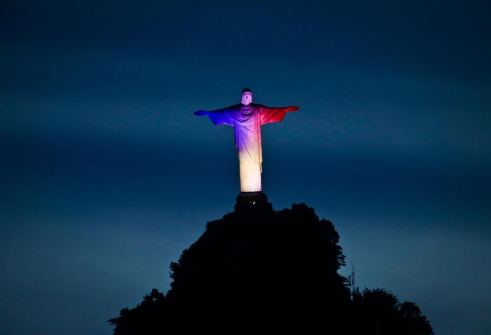 I monumenti di tutto il mondo si tingono con i colori della bandiera francese