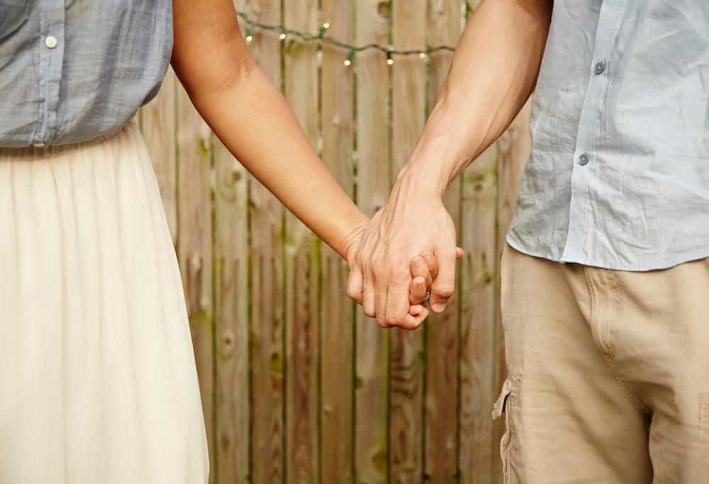 Come vi prendete per mano? Un semplice gesto può far capire che tipo di coppia siete