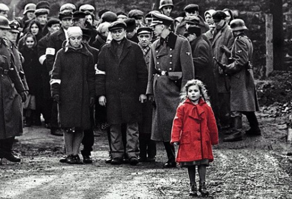 Ecco che fine ha fatto la bimba con il cappotto rosso di “Schindler’s List”