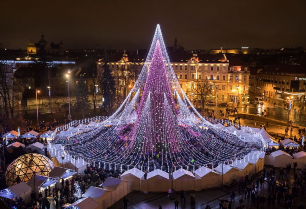 A Vilnius c’è l’albero di Natale più luminoso del mondo
